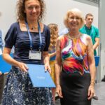Ceremonia de entrega de premios EMS2022: Branislava Lalić, ganadora del premio EMS Tromp 2022, con Tanja Cegnar (derecha);  (foto: Geza Aschoff, Alemania)