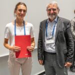 Ceremonia de entrega de premios EMS2022: Alice Portal, ganadora del premio Young Scientist Conference Award, con el vicepresidente Dominique Marbouty (derecha)