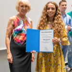 Ceremonia de entrega de premios EMS2022: Joanna Raymond, ganadora del premio Tromp Foundation Travel Award to Young Scientists 2022, con Tanja Cegnar (izquierda);  (foto: Geza Aschoff, Alemania)
