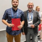 Ceremonia de entrega de premios EMS2022: Ivan Vujec, ganador del premio Young Scientist Conference Award, con el vicepresidente Dominique Marbouty (derecha)