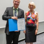 Ceremonia de entrega de premios EMS2022: David Schultz, ganador del premio EMS Tromp 2020, con Tanja Cegnary (derecha);  (foto: Geza Aschoff, Alemania)